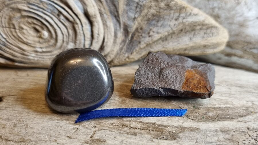 Hematīts "Pārītis" nr 3. Izmērs neapstrādāts 3 x 2.5 x 1.5 un olis 2.5 x 2 x 2 cm Zila bantīte Ar dabīgiem iespiedumiem