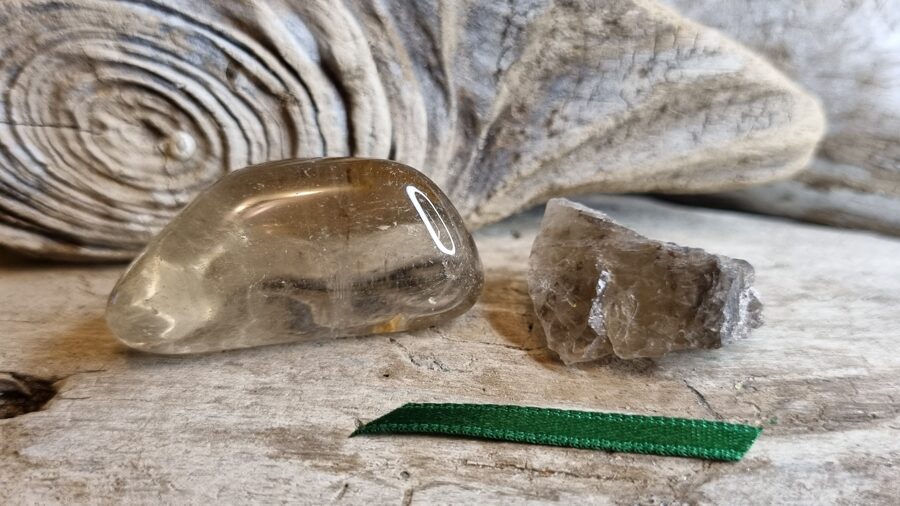 Dūmkvarcs "Pārītis" nr 3. Izmērs neapstrādāts 2.5 x 1.5 x 1.5 cm olis 4 x 2 x 2 cm Zaļa bantīte Brazīlija Ar dabīgiem iekļāvumiem