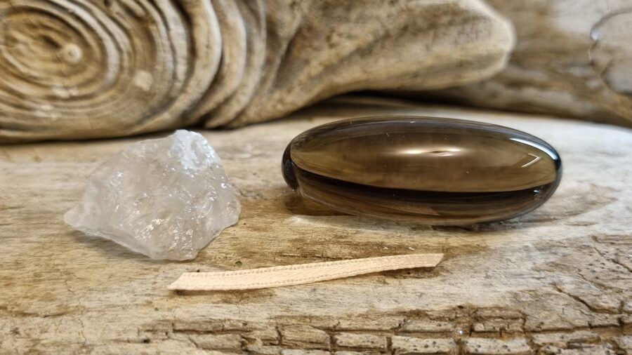 Dūmkvarcs "Pārītis" nr 8. Izmērs neapstrādāts 2 x 1.5 x 1 cm olis 4 x 2 x 1.5 cm Gaiša bantīte Brazīlija Ar dabīgiem iekļāvumiem