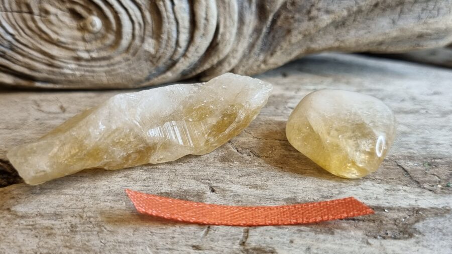 Citrīns "Pārītis" nr 7. Izmērs neapstrādātais 5 x 1 x 1 cm olis 2 x 1.5 x 0.5 cm Oranža bantīte Brazīlija