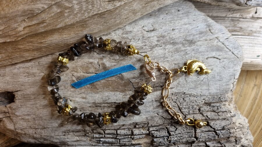 Dūmkvarca rokassprādze "Jaukai dienai" nr 2. Izmērs 15cm + pagarinājumā ķēdīte Zila bantīte Zelta metāls