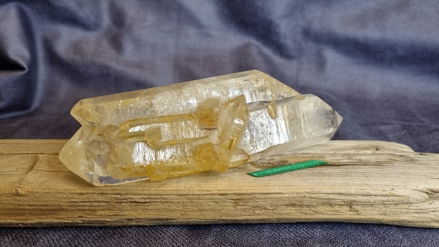 Kalnu kristāla grupa "Kolektīva saliedēšanai" Izmērs 14.5 x 4 x 3.2 cm No Madagaskaras Gaiši zila bantīte Ar dabīgiem iespiedumiem