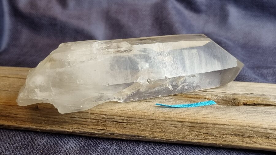 Kalnu kristāla grupa "Gimenes labklājībai" Izmērs 14 x 4 x 3 cm No Madagaskaras  Zaļa bantīte Ar dabīgiem iespiedumiem