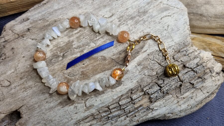 Mēnessakmens rokassprādze "Zelta bumbiņa" Garums 16.5 cm+ķēdīte pagarinājumamTumši zila bantīte Zelta krāsā