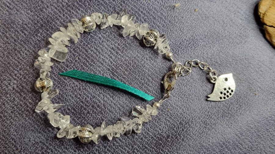 Kalnu kristāla rokassprādze "Mīļais putniņš" Izmērs 16.5 cm=ķēdīte Sudraba krāsā Zaļa bantīte