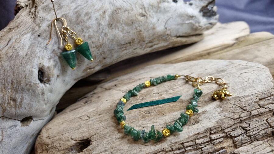 Avanturīna komplekts "Zelta zilonītis" nr 4. Rokassprādze 17 cm = ķēdīte Auskari 2.5 x 1 cm Zelta krāsā Zaļa bantīte