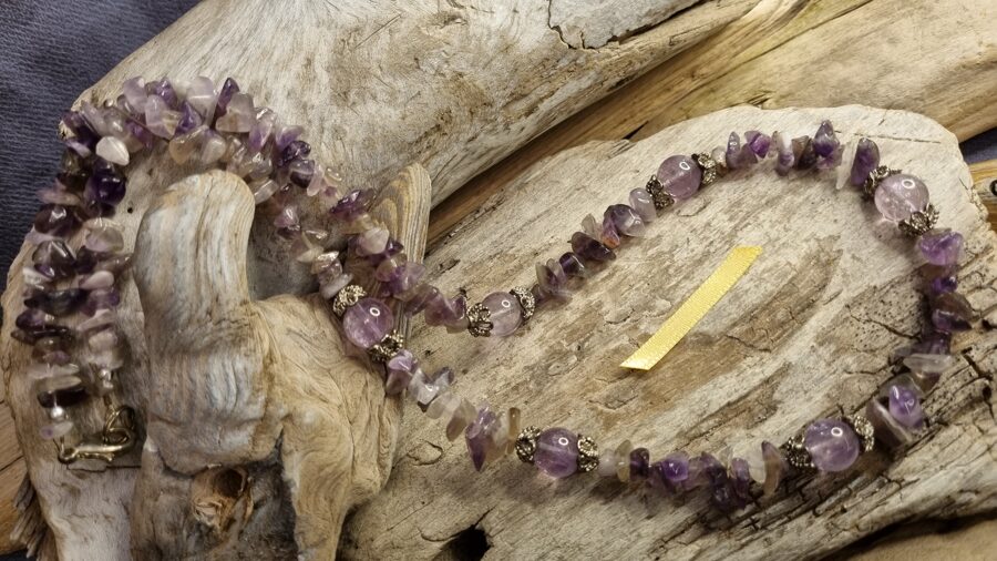 Lavandas ametista krelles nr 2. Garums 58 cm Sudraba krāsas detaļas Dzeltena bantīte