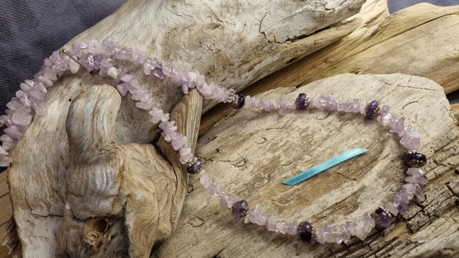 Lavandas ametista krelles nr 3. Garums 52 cm Sudraba krāsas detaļas Zila bantīte