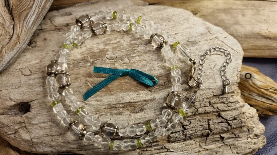 Kalnu kristala krelles "Prieks dienas garumā" nr 1. Izmērs 48 cm Zaļa bantīte Ar maziem zaļiem peridotiem