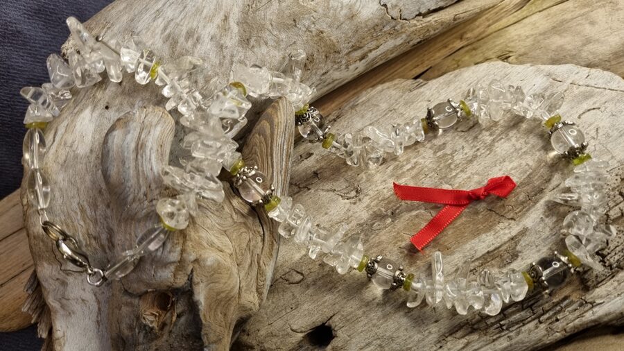 Kalnu kristala krelles "Prieks dienas garumā" nr 2. Izmērs 52 cm Ar maziem zaļiem peridotiem Sarkana bantīte 