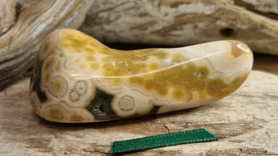 Ekstra klases okeāna jašma "Noticēt savam spēkam" Izmērs 8 x 4.5 x 2 cm Zaļa bantīte No Madagaskaras salas