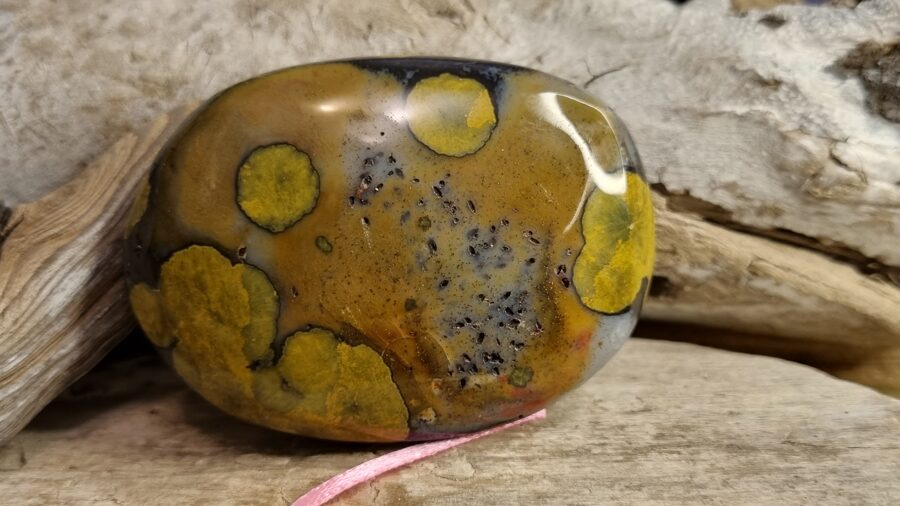 Okeāna jašma "Atbalsts grūtā brīdī" Izmērs 7 x 5 x 2.5 cm Rozā bantīte No Madagaskaras salas