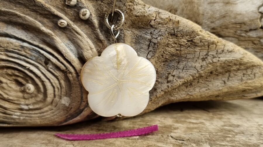 Perlamutra kulons "Skaista puķīte" nr 1. Izmērs 2.5 cm Priekšnama aizsargamulets Rozā bantīte