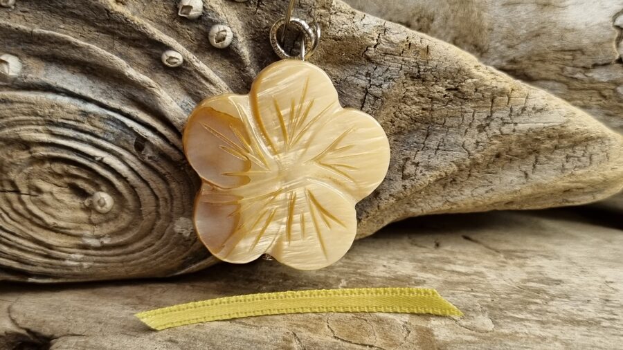 Perlamutra kulons "Skaista puķīte" nr 2. Izmērs 3 cm Priekšnama aizsargamulets Dzeltena bantīte