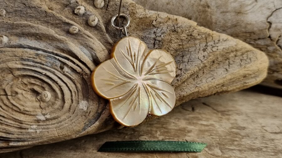 Perlamutra kulons "Skaista puķīte" nr 3. Izmērs 3 cm Priekšnama aizsargamulets Zaļa bantīte