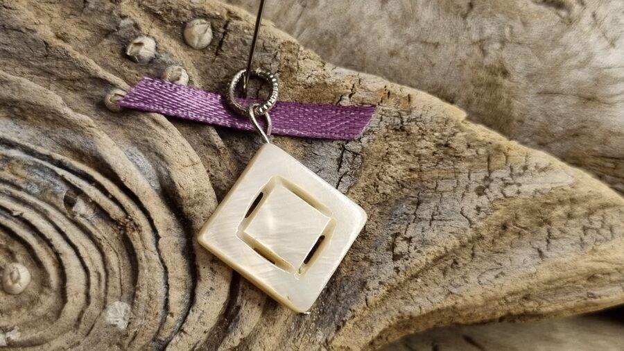 Perlamutra kulons "Kvadrāts" Izmērs 1.5 cm Priekšnama aizsargamulets Lillā bantīte