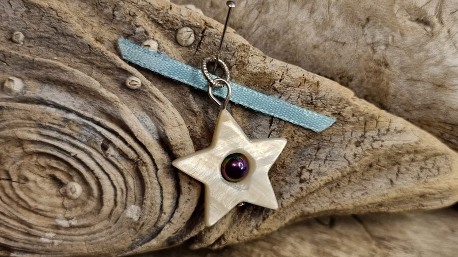 Perlamutra kulons "Zvaigzne"  Izmērs 2.5 cm Priekšnama aizsargamulets Zila bantīte