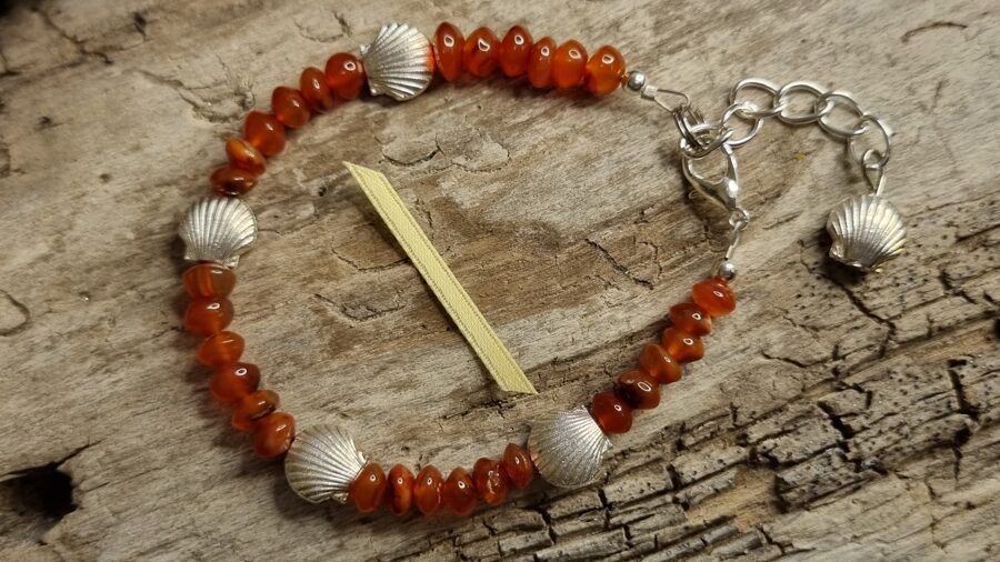 Karneola rokassprādze "Gliemežvāks" Izmērs 17 cm + ķēdīte Dzeltena bantīte Sudraba krāsas metāls