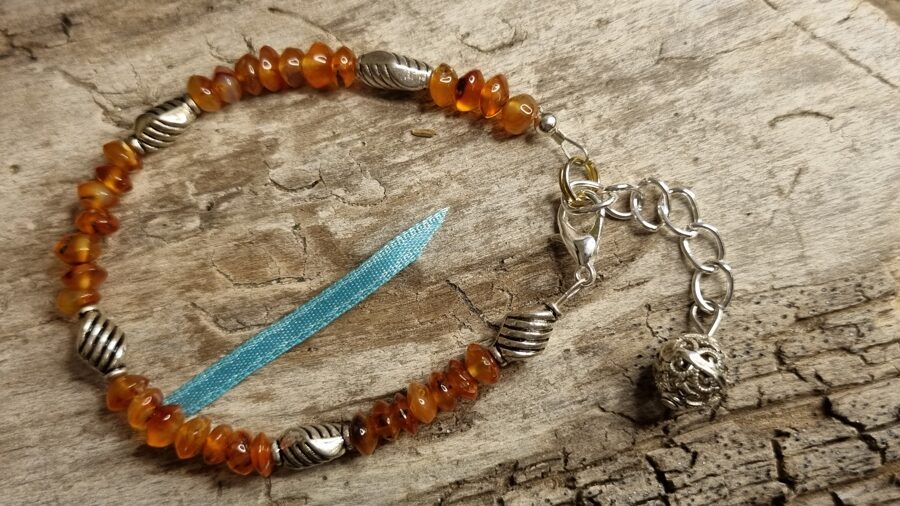 Karneola rokassprādze "Ar bumbiņu" Izmērs 17.5 cm + ķēdīte Zila bantīte Sudraba krāsas metāls