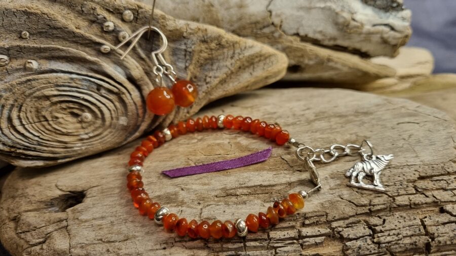 Karneola rokassprādze "Mīļais vilks" Izmērs 17 cm + ķēdīte Auskari 10 mm Lillā bantīte Sudraba krāsas metāls