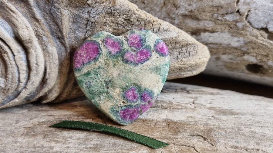 Rubīna sirds "Atrast tevi" nr 1. Izmērs 3.3 x 3.3 x 0.4 cm Zaļa bantīte