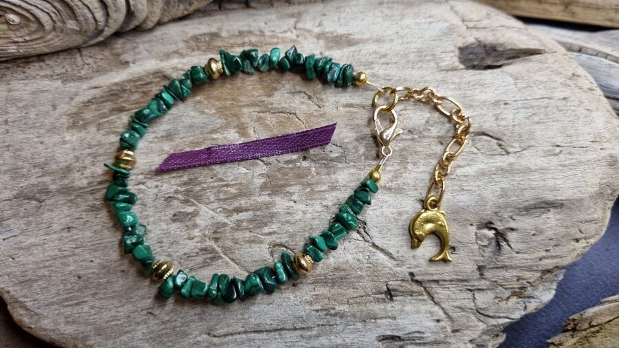 Malahīta rokassprādze "Zelta delfīns" Garums 18 cm + ķēdīte Zelta krāsas metāls Lillā bantīte