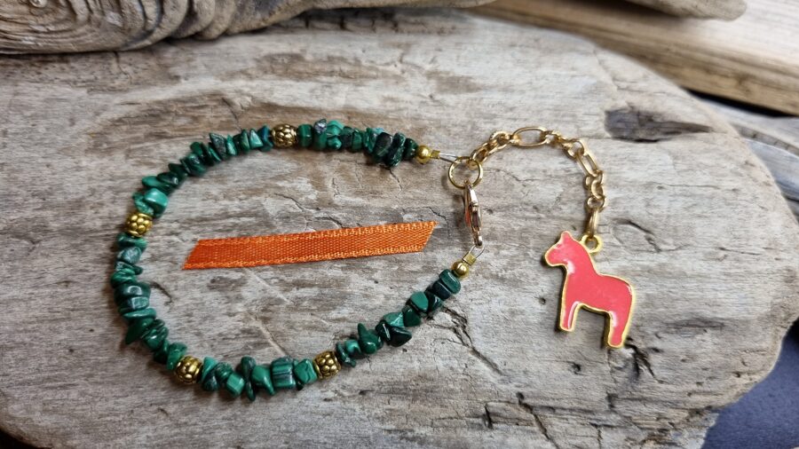 Malahīta rokassprādze "Mīļais zirdziņš" Garums 15.5 cm + ķēdīte Zelta krāsas metāls Oranža bantīte