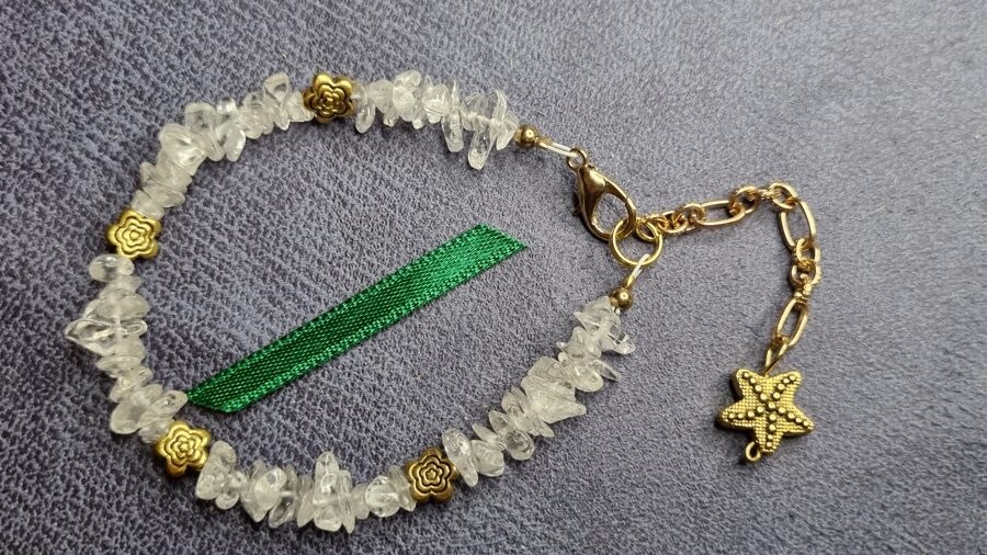 Baltā topāza rokassprādze "Zelta jūras zvaigzne" Izmērs 16 cm + ķēdīte pagarinājumā Zaļa bantīte