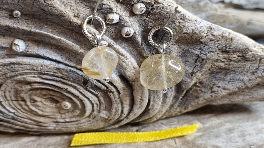 Rutilkvarca kuloni "Vienmēr kopā" nr 2. Izmērs 1.5 x 1 un 1 x 1 cm Sudraba krāsā Ar dabīgiem iekļavumiem Dzeltena bantīte