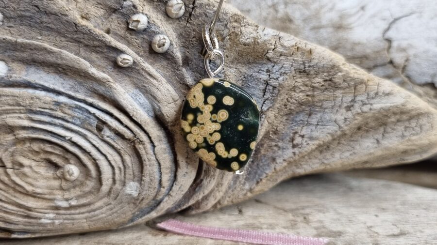 Okeāna jašmas kulons "Aizsargamulets dienas garumā" nr 4. Izmērs 2 x 1.5 cm Gaiša bantīte No Madagaskaras Sudraba krāsā