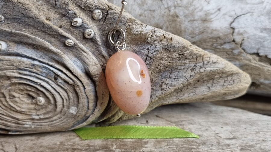 Ahāta kulons "Aprikožu" nr 1. Izmērs 2.5 x 1.6 cm Sudraba krāsas metāls Zaļa bantīte
