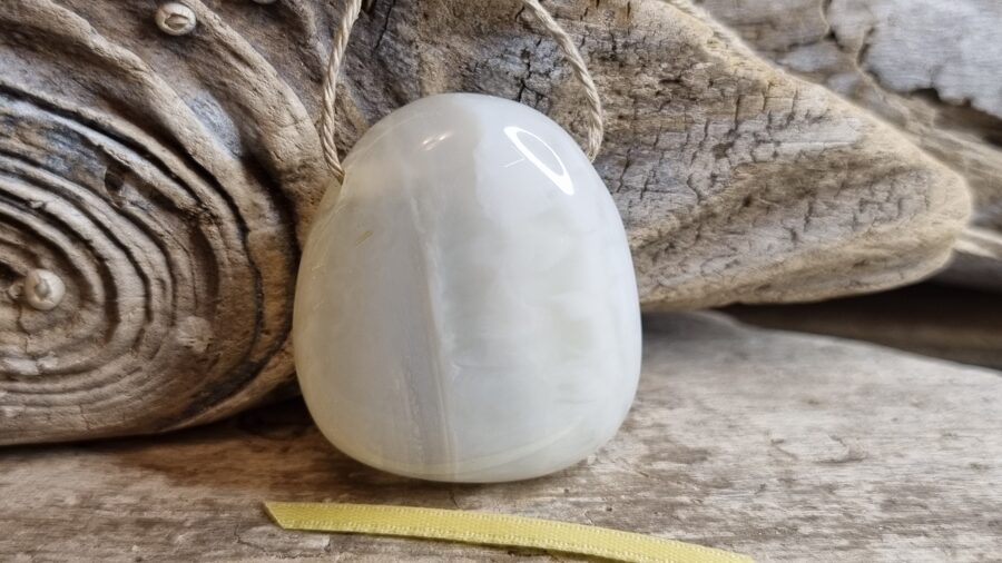 Ahāta kulons "Baltais" nr 1. Izmērs 3 x 3 cm Dzeltena bantīte