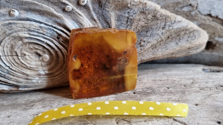 Dzintara olis "Burvju kvadrāts" Izmērs 3 x 3 x 1 cm Dzeltena bantīte Aizsargamulets