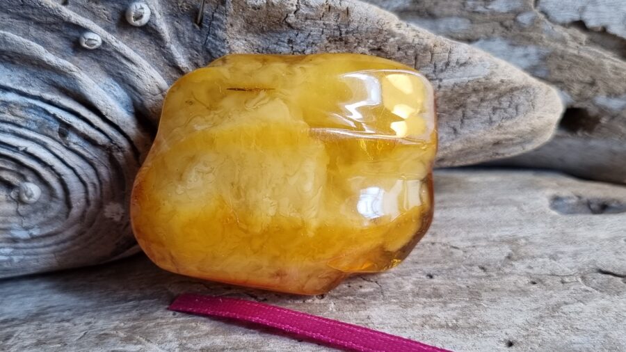 Dzintara broša "Manai mīļajai" Izmērs 4.5 x 3.5 x 1.5 cm Rozā bantīte