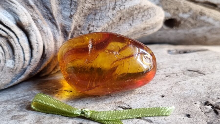 Dzintara olis "Dzidra aizsargacs" Izmērs 4 x 2.5 x 2 cm Gaiši zaļa bantīte