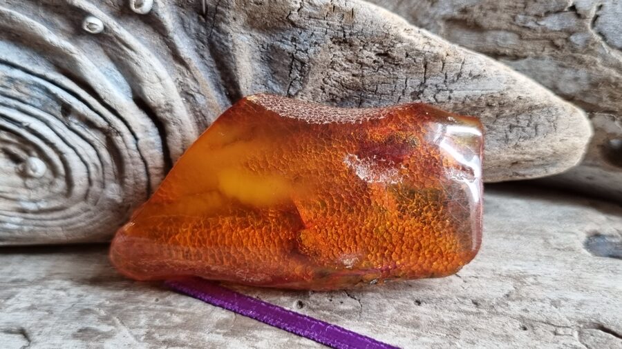 Dzintara olis "Cauri gadsimtiem" Izmērs 5.5 x 3 x 1 cm Aizsargamulets Lillā bantīte