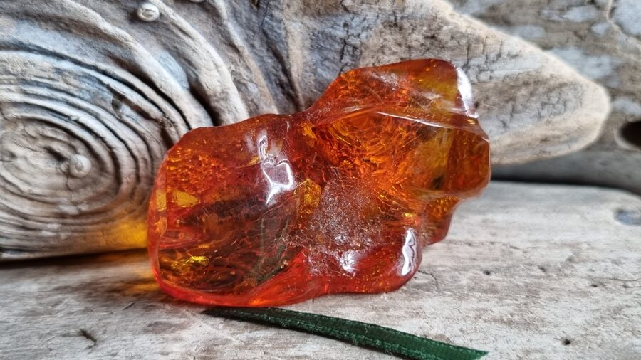 Dzintara olis "Mājas aizsardzībai" Izmērs 4.5 x 3 x 2 cm Zaļa bantīte