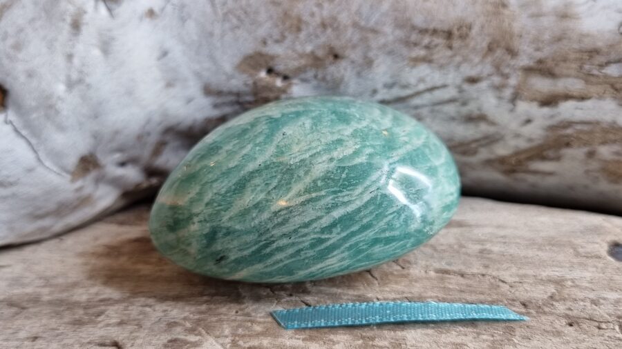 Amazonīta masāžas olis Nomierinošais nr 1. Liels 5.5 x 4.5 x 2 cm Zila bantīte No Madagaskaras