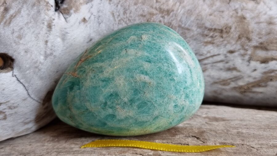 Amazonīta masāžas olis Nomierinošais nr 3. Liels 6 x 4 x 2.5 cm  Dzeltena bantīte No Madagaskaras