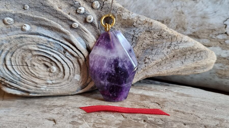 Liels ametista kulons "Prieks dienas garumā" nr 1. Izmērs 3.7 x 2.4 cm Sarkana bantīte Zelta krāsa