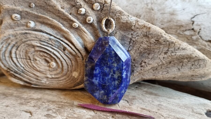 Lazurīta kulons Enerģētiskā uzlāde nr1. Izmērs 4 x 2.3 cm Sudraba krāsas metāls Lillā bantīte