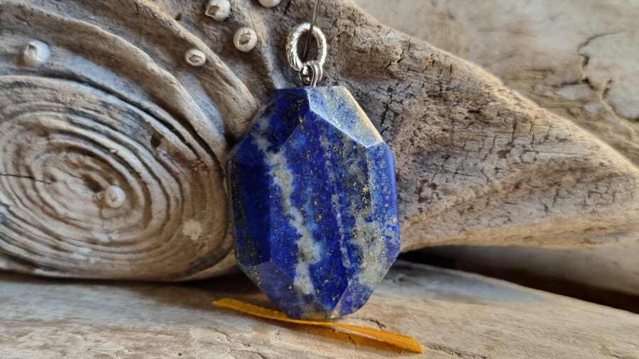 Lazurīta kulons Enerģētiskā uzlāde nr2. Izmērs 4 x 2.3 cm Sudraba krāsas metāls Dzeltena bantīte