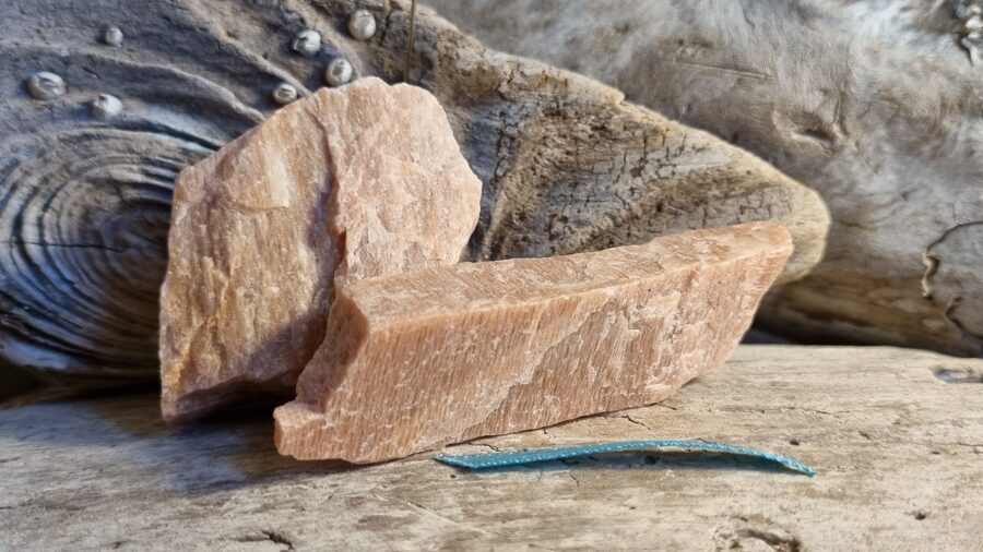 Aprikožu mēnessakmes šķembas "Emociju līdzsvaram" nr 2. Izmēri 5 x 3.5 un 4 x 2 cm Zaļa bantīte