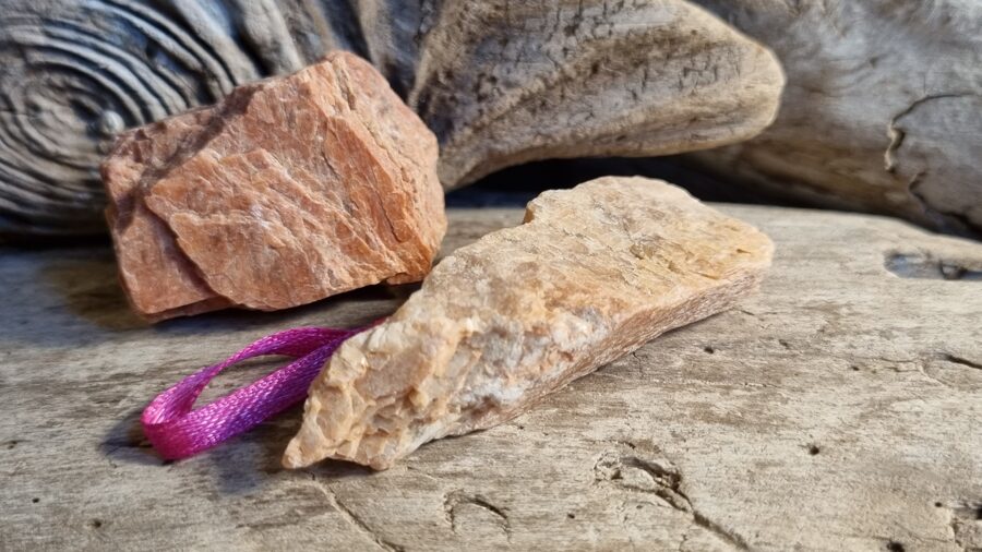 Aprikožu mēnessakmes šķembas "Emociju līdzsvaram" nr 3. Izmēri 6 x 2.5 un 4 x 2.5 cm Rozā bantīte