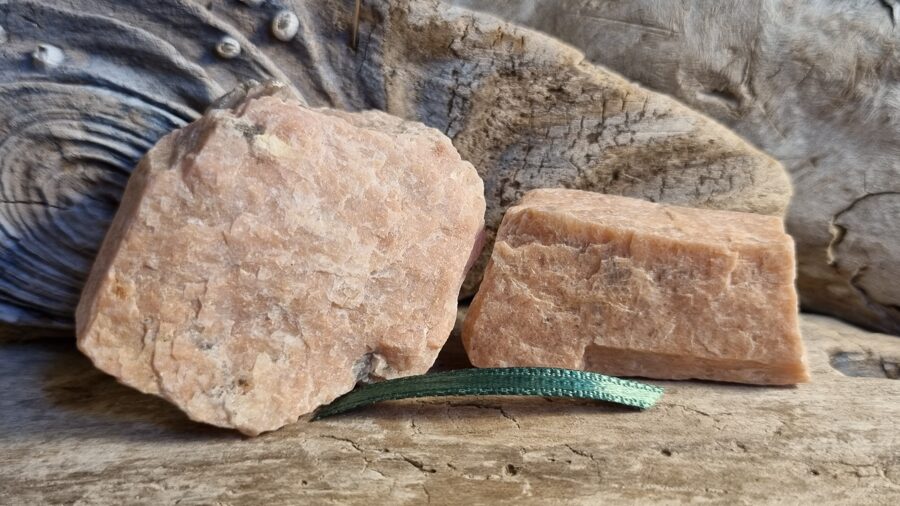 Aprikožu mēnessakmes šķembas "Emociju līdzsvaram" nr 4. Izmēri 7 x 1.5 un 4 x 3.8 cm Zila bantīte