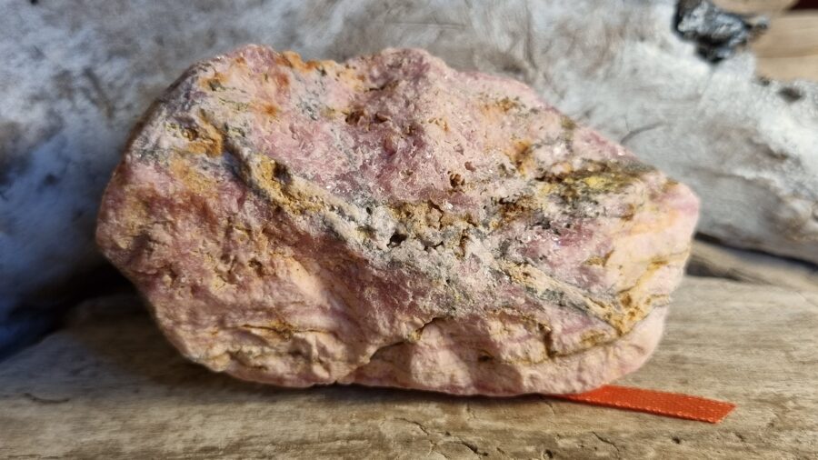 Liels neapstrādāts rodohrozīts "Attiecību uzlabošanai" nr 1. Izmērs 9 x 5 x 3 cm Oranža bantīte