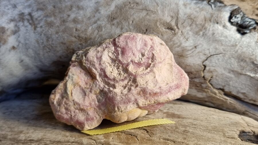 Liels neapstrādāts rodohrozīts "Attiecību uzlabošanai" nr 3. Izmērs 6 x 4 x 3 cm Dzeltena bantīte