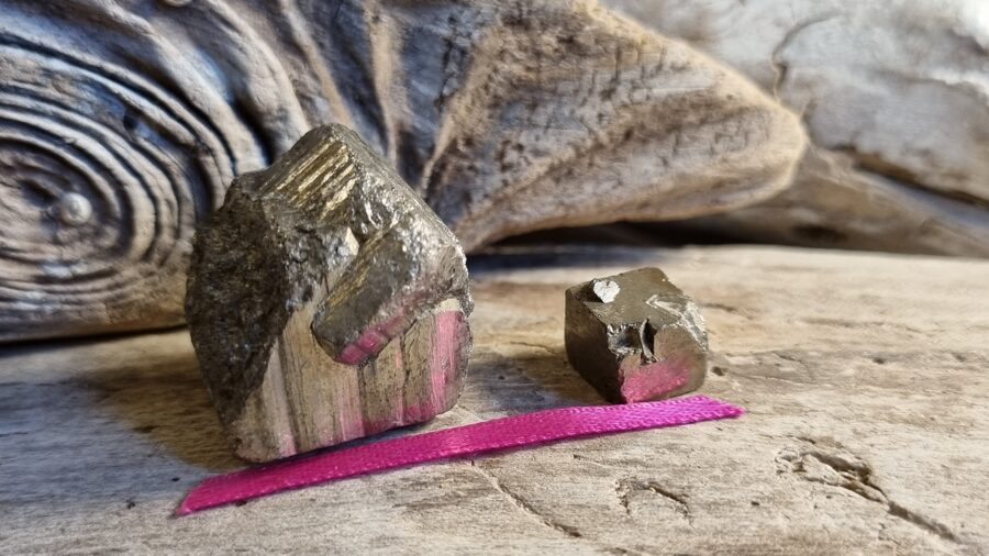 Pirīta kristāli "Liels un mazs" nr 4. Izmērs 2.7 x 2.5 cm un 1 x 1 cm Rozā bantīte Uz darba galda vai mājās uz galda Aizsargās