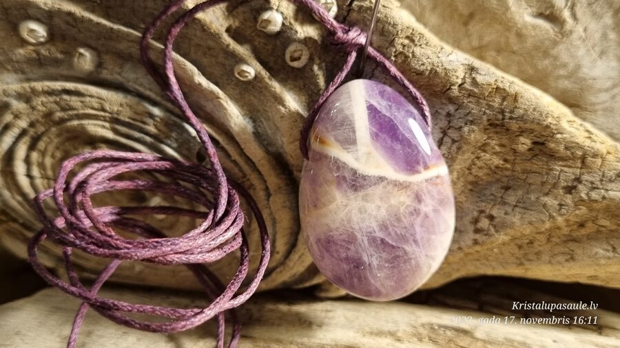 Liels ametista kulons Mājas sargs nr 3. Izmērs 3 x 2 cm Ar aukliņu Var kārt priekšnamā