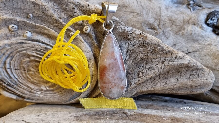Liels saules akmens kulons "Pret stresu" nr 5. Ar auklu Izmērs 4.5 x 1.7 cm Dzeltena bantīte Ar dabīgiem iedobumiem